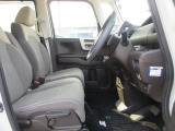 運転席、助手席ともに広々しています。また足元の広さだけでは無く、シートも大きめにしていますので体をしっかりと支え、長時間運転でも疲れが出にくい設計にしています。