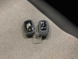 スマートキー装備。 キーをポケットに入れたままでもドアのロック&アンロックができ、雨の日や、荷物の多い時に大活躍です。