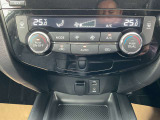 オートエアコンです。温度設定だけであとは自動で風量・温度を調節します。ドライブを快適なものにします。