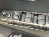 電動格納式ドアミラースイッチに、パワーウィンドウは、スイッチ操作で簡単に窓の開閉ができるため、非常に便利な機能!