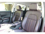 本革シートを採用し、運転席は8ウェイ、助手席は4ウェイのパワーシートを装備しています。シートの前後位置や角度、高さを電動で細かく調整でき、好みに合わせた快適なドライビングポジションを実現します。