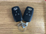 【スマートキー】 スマートキーを携帯していれば、ドアハンドルのボタンを押してロックの解除ができ、パワースライドドアもワンタッチで開閉できます。