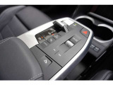 掌にフィットする人間工学に基づいたシフトレバーは、スムーズな操作をサポートします。周囲のスイッチパネルもテカリや傷が少なく、マットな質感が綺麗に保たれており、丁寧に使用されてきたことがうかがえます。