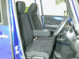 前列シート 運転席はベンチシートなので左右の行き来がラクチンです。足元も広く長距離運転でも疲れにくいです。シートハイトアジャスター付きです。