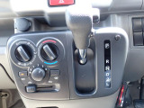 シフトとエアコンです。ダイヤル式のマニュアルエアコンになります。シンプルで使いやすい!