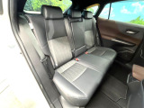 後部座席も気になるようなキズ・汚れやへたり等、大きなダメージはなく、良好な状態です。