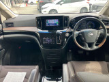 すっきりした運転席周りにはナビやエアコンの操作パネルを設置しておりますので、お一人での運転でもご安心できます。