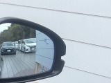 死角にいる車両を検知してお知らせしてくれるブラインドスポットインフォメーションが装備されております。