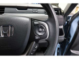 Hondaセンシングの機能のひとつ、アダプティブクルーズコントロール付!アクセルから足を離しても設定したスピードと前車との車間を保ち走行してくれます!車線維持もアシスト☆高速道路で疲労軽減ですね☆