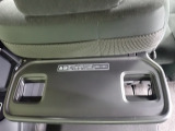 リアシート前には軽食を取るときなどに便利な折りたたみ式の大型トレー付!使わない時はしまっておけます。快適な装備満載で嬉しいですね♪