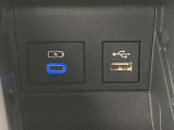 こちらのクルマはUSB接続コネクタも装備されています♪スマホの充電などにお使い下さい。ご旅行中での充電切れも、これなら心配いりませんね!