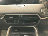 運転席と助手席で設定温度が変えられるデュアルオートエアコン。また運転席&助手席シートヒータとステアリングヒーターも装備。