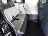 リアシートは足元も広々していて足を組めるほど余裕があります!又背もたれを左右別々に倒せるので長い物でも積めます。
