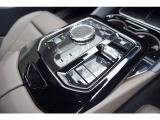 センターコンソールにはクリスタル製のiDriveコントローラーやセレクターを配置。指先から伝わる上質な操作感が、所有する喜びを満たします。