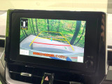 【バックカメラ】駐車時に後方がリアルタイム映像で確認できます。大型商業施設や立体駐車場での駐車時や、夜間のバック時に大活躍!運転スキルに関わらず、今や必須となった装備のひとつです!