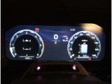 とっても見やすいメーターです。夜間時はラグジュアリーな気分にさせてくれる照明が魅力ですので、夜のドライブも楽しみになりますよ♪