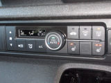 エアコンはオートエアコンでお好みの温度調整が出来、オールシーズン快適にドライブできます!さらに、運転席&助手席シートヒーターが付いてます。2段階に温度設定が可能です。