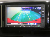 車両後方の映像を映すバックモニター。進路を確認しながら安全に車庫入れできます。