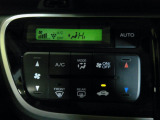 プラズマクラスター技術を搭載したオートエアコンで室内の空気の浄化や脱臭に役立ちます。後席ロールサンシェードとプライバシーガラスも付いているのでオールシーズン快適にドライブできます!