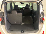 後部座席は分割でシートを倒すことができます。大きな荷物、ゴルフバックも積めます。上質で広々とした室内だから、みんなが心地よく車内で快適に過ごせます♪