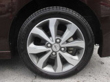 純正アルミホイールを装備しております。