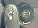 【キーレススタートシステム】カバンやポケットに入れたままでもドアの施錠・解錠が可能なスマートキーを装備。エンジンのオン・オフ時もカギを取り出す必要が無いからとっても便利です♪