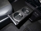 運転席横には格納式のドリンクホルダーが付いています!一人で乗る際は小物入れにもなりますよ♪