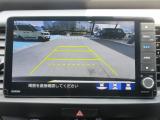 リバースギア連動のバックカメラが付いています。画面に鮮やかに写りますので夜間や雨の日も安心してバックできますね。人気装備の一つです。