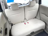後部座席も気になるようなキズ・汚れやへたり等、大きなダメージはなく、良好な状態です。