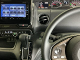 ホンダ純正メモリーナビ搭載なので、遠方へのドライブもお任せ下さい!ステアリング左手側にオーディオ関連のコントロールスイッチを配置しています。操作時は視線を逸らすことなく運転に集中できます