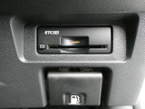 純正ETC2.0付 料金所もスムーズに通れ、割引料金の適用もあります。ビルトインできれいに収まっており、見た目もスマートです。