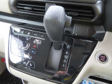 シフトレバーはコンパクトで邪魔にならないインパネシフト!足元スペースも広く人気のタイプです。