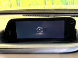 【8.8インチマツダコネクト】車内の雰囲気にマッチした大型のディスプレイ。スマホ接続でのナビ使用やBluetooth再生等、様々な機能が楽しめます。直感的なダイヤル操作が可能で、使い勝手も良好です。