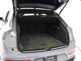トランクはご覧の通り大容量となっております。後部座席を倒していただくとさらに多くの荷物を積んでいただけます。用途に合わせて活用ください。