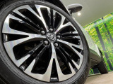 【純正18インチアルミホイール】外観にマッチした純正アルミホイールを装着しております。各種社外アルミホイールや、スタッドレスタイヤも取扱いしております。是非ご相談ください♪