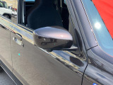 ドアミラーは運転席ドアにあるスイッチでミラーの調整が簡単に可能な電動格納式リモコンドアミラーを装備!