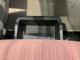 助手席の下にはトレーが付いていますので外部からも見られたくないものも収納出来ます。