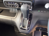 自然に手が届き、操作性の良いインパネシフトに、パーキングブレーキは、フットブレーキタイプなので、運転席と助手席の間はすっきりしています。