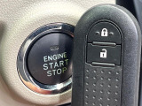 【スマートキー】カバンやポケットに入れたままでもドアの施錠・解錠が可能なスマートキーを装備。エンジンのオン・オフ時もカギを取り出す必要が無いからとっても便利です♪