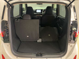 後部座席は分割でシートを倒すことができます。大きな荷物、ゴルフバックも積めます。上質で広々とした室内だから、みんなが心地よく車内で快適に過ごせます♪