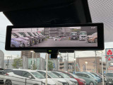 【スマートルームミラー】バックドアについてますカメラと連動して、後方の映像がルームミラーに映ります。