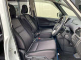 運転席まわりです。実際に座ってみて、乗り心地を体験してみてください。