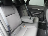後部座席も広々スペースです。大きな座面でリクライニング無しでもゆったりロングドライブをお楽しみいただけます。