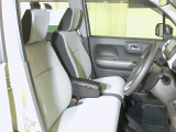 フロントシートはベンチシートタイプ♪ センターには格納式アームレストも付いています!!室内空間は広々で移動も楽々です♪狭い駐車空間など助手席ドアから出たい時にも大変便利ですよ♪