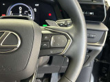前方の車との車間を設定し、スピードを上げたり緩めたりを自動で行ってくれる追尾式の「レーダークルーズ」。上級装備の一つです!高級車にしかつかない嬉しい機能です。