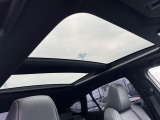 【パノラマルーフ】大型のガラスルーフ搭載で車内の解放感が一気にアップ!開放的なドライブをお楽しみいただけます。