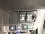 【両側パワースライドドア】両側がパワースライドドアになっており、運転席のスイッチやスマートキーでも開閉が可能です!開口部も広いので乗り降りも楽々♪
