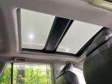 【サンルーフ】開放感たっぷりの希少装備、サンルーフが装着されています!車内に明かりを取り入れたり景色を楽しむ以外にも、車内の空気も簡単に換気できて快適です!