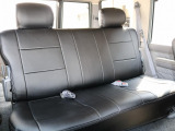 後席も黒革調シートカバー付き!