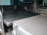 荷室にはベッドキットを装着済み♪車中泊や休憩等していただけます♪